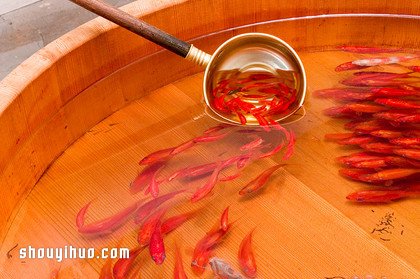 可憐小金魚被透明樹脂封存?別哭,你再仔細(xì)看 - www.iyw0659.cn