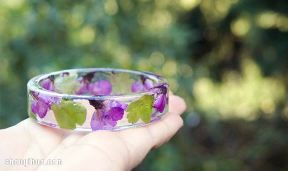 鮮花放入樹脂 手工制作成水晶般的鮮花手鐲 - www.iyw0659.cn
