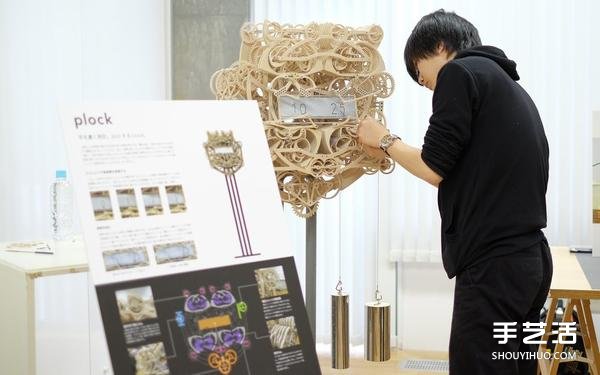 藝術系學生用四百片可動零件做成木頭機械鐘 - www.iyw0659.cn