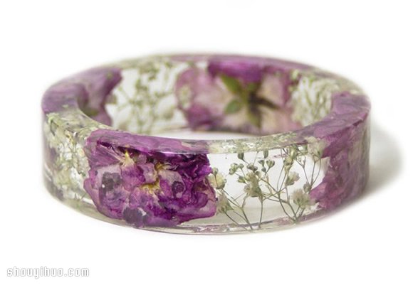 鮮花放入樹脂 手工制作成水晶般的鮮花手鐲 - www.iyw0659.cn