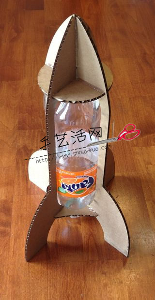 火箭模型玩具手工制作 用飲料瓶和瓦楞紙做 - www.iyw0659.cn