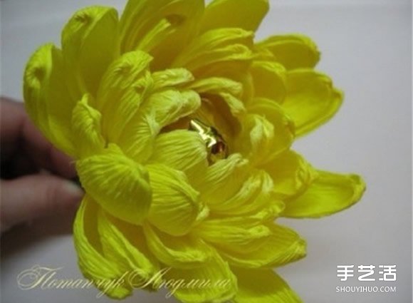 皺紋紙菊花的折法圖解 黃菊花的做法過程教程 - www.iyw0659.cn