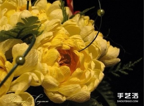 皺紋紙菊花的折法圖解 黃菊花的做法過程教程 - www.iyw0659.cn