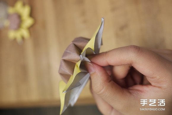 太陽花花的折法圖解 手工折紙?zhí)柣ǖ倪^程 - www.iyw0659.cn