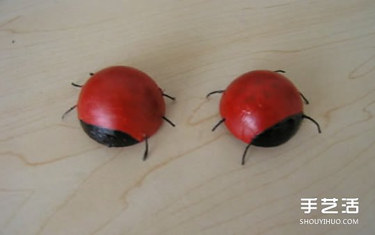 簡單幼兒小手工:乒乓球制作七星瓢蟲的方法 - www.iyw0659.cn