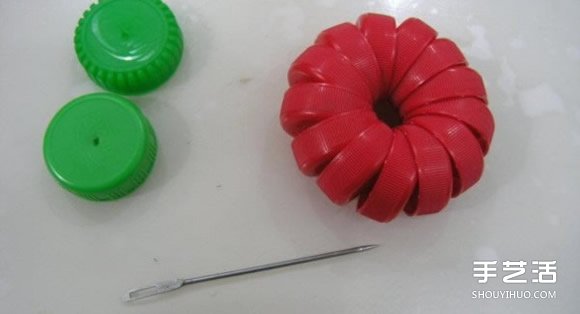 簡易瓶蓋燈籠手工制作教程 瓶蓋做燈籠的方法 - www.iyw0659.cn