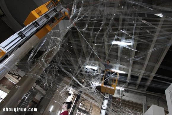 蠶繭般的異形物體 時裝品牌 COS 的裝置藝術 - www.iyw0659.cn