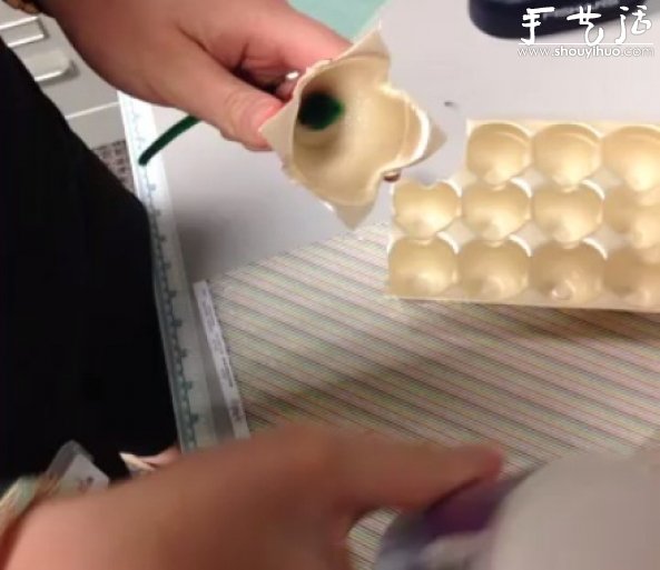 雞蛋托和紐扣手工DIY假花的教程 - www.iyw0659.cn