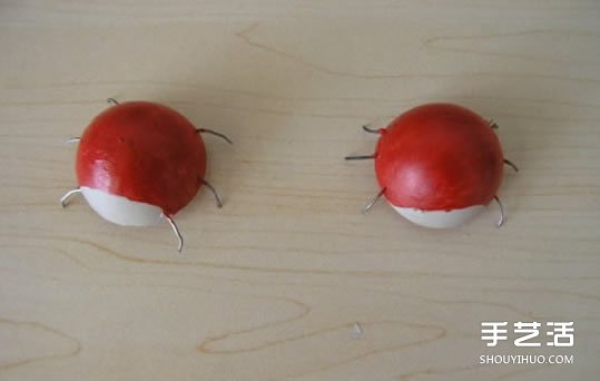 簡單幼兒小手工:乒乓球制作七星瓢蟲的方法 - www.iyw0659.cn
