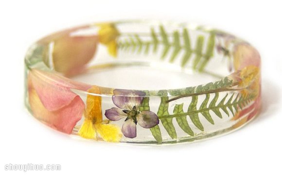 鮮花放入樹脂 手工制作成水晶般的鮮花手鐲 - www.iyw0659.cn