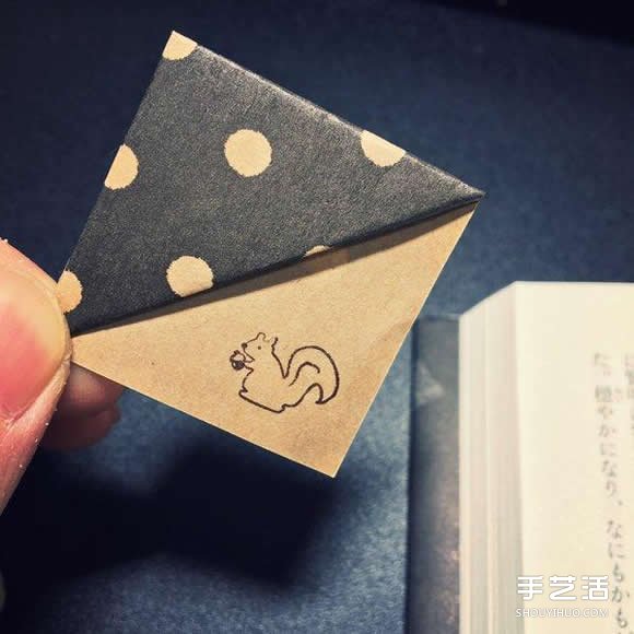 自帶夾頁功能的個性書簽的折法圖解教程 - www.iyw0659.cn