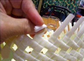 飲料吸管廢物利用制作收納筐的教程 - www.iyw0659.cn