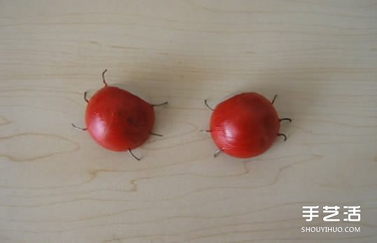 簡單幼兒小手工:乒乓球制作七星瓢蟲的方法 - www.iyw0659.cn