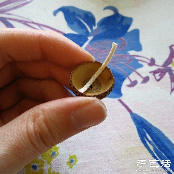 橡果殼+蜂蠟 DIY漂浮在水面上的浪漫燭臺 - www.iyw0659.cn
