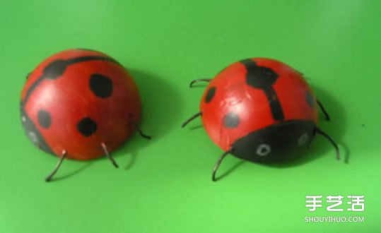 簡單幼兒小手工:乒乓球制作七星瓢蟲的方法 - www.iyw0659.cn