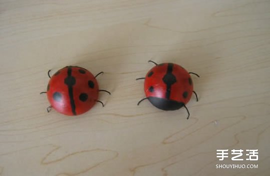 簡單幼兒小手工:乒乓球制作七星瓢蟲的方法 - www.iyw0659.cn