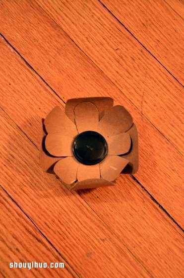 衛生紙卷筒手工制作漂亮裝飾花的方法步驟 - www.iyw0659.cn