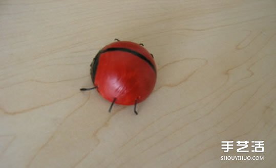 簡單幼兒小手工:乒乓球制作七星瓢蟲的方法 - www.iyw0659.cn