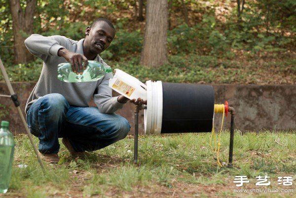 塑料桶+自來水管 DIY制作簡易環保洗衣機 - www.iyw0659.cn