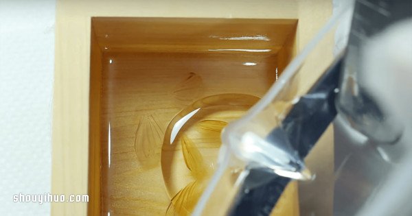 可憐小金魚被透明樹脂封存?別哭,你再仔細(xì)看 - www.iyw0659.cn