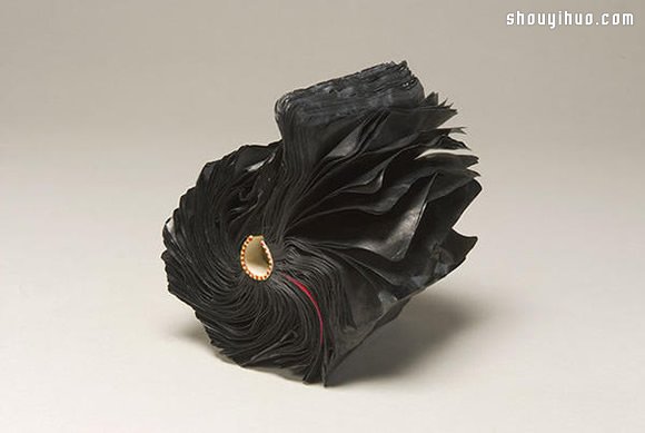 加熱烘烤 柔軟舊書化作賁張紙雕藝術品 - www.iyw0659.cn